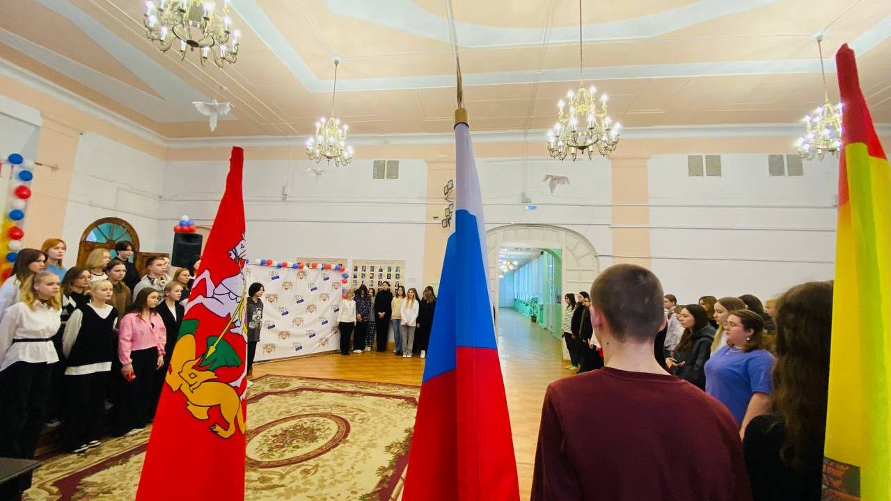 Традиционно в понедельник в Ногинском филиале Университета прошла торжественная церемония выноса Государственного флага Российской Федерации